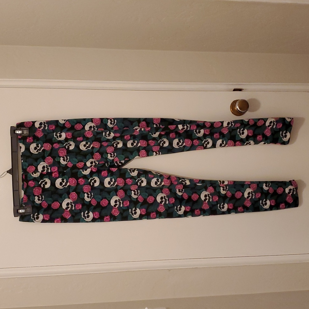 Purple rose skull leggings Size 26 worn once